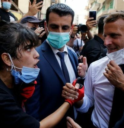 سارع ماكرون لزيارة الشارع اللبناني في خطوة لم يجرؤ عليها المسؤولون اللبنانيون أنفسهم/ reuters