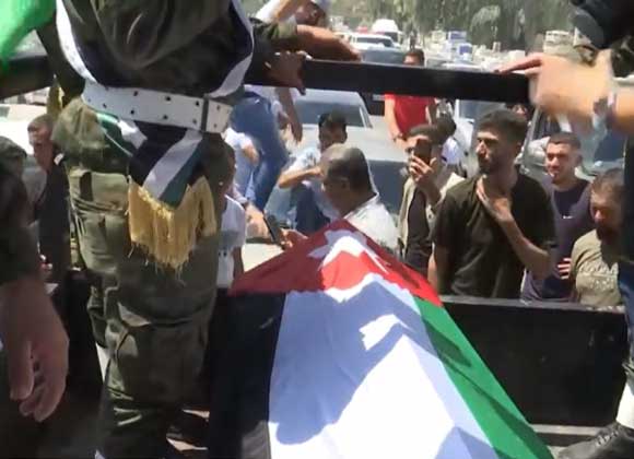 الجندي الأردني المجهول.. مئات الفلسطينيين يشيّعون رفات شاب أردني يُعتقد أنه استشهد في حرب 1967 (فيديو)