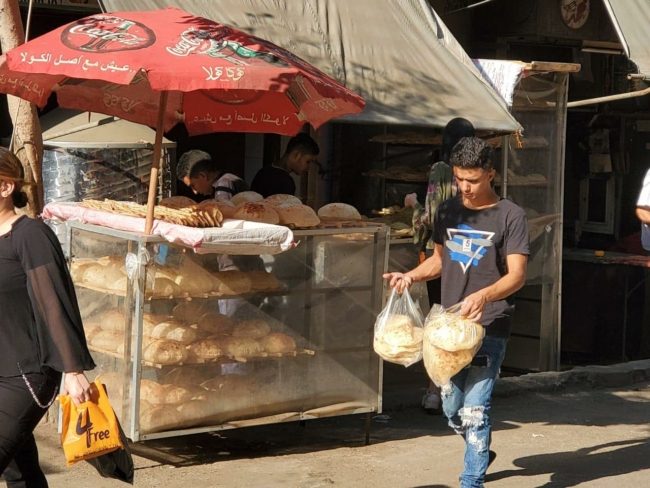خفضت الحكومة وزنه فغضب المصريون.. قصة “رغيف الخبز” الذي يضطهده حكام مصر منذ عهد السادات