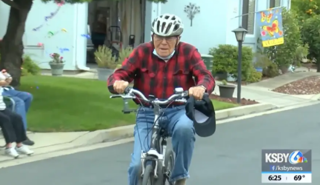 “رجل الدراجة” يحقق هدفه.. قصة ملهمة لتسعيني أمريكي قطع 100 ألف ميل بدراجته الهوائية (صور)