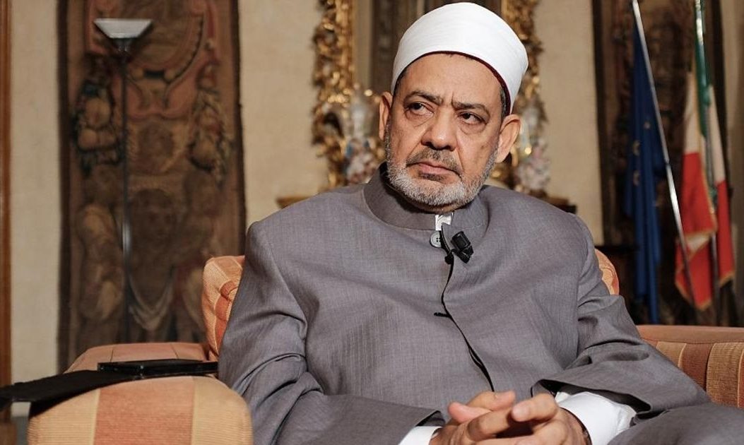 إطلاق لفظ «المرتدين» على تنظيم الدولة وآلية الطلاق الشفهي.. متى بدأ الصراع بين السيسي والأزهر؟