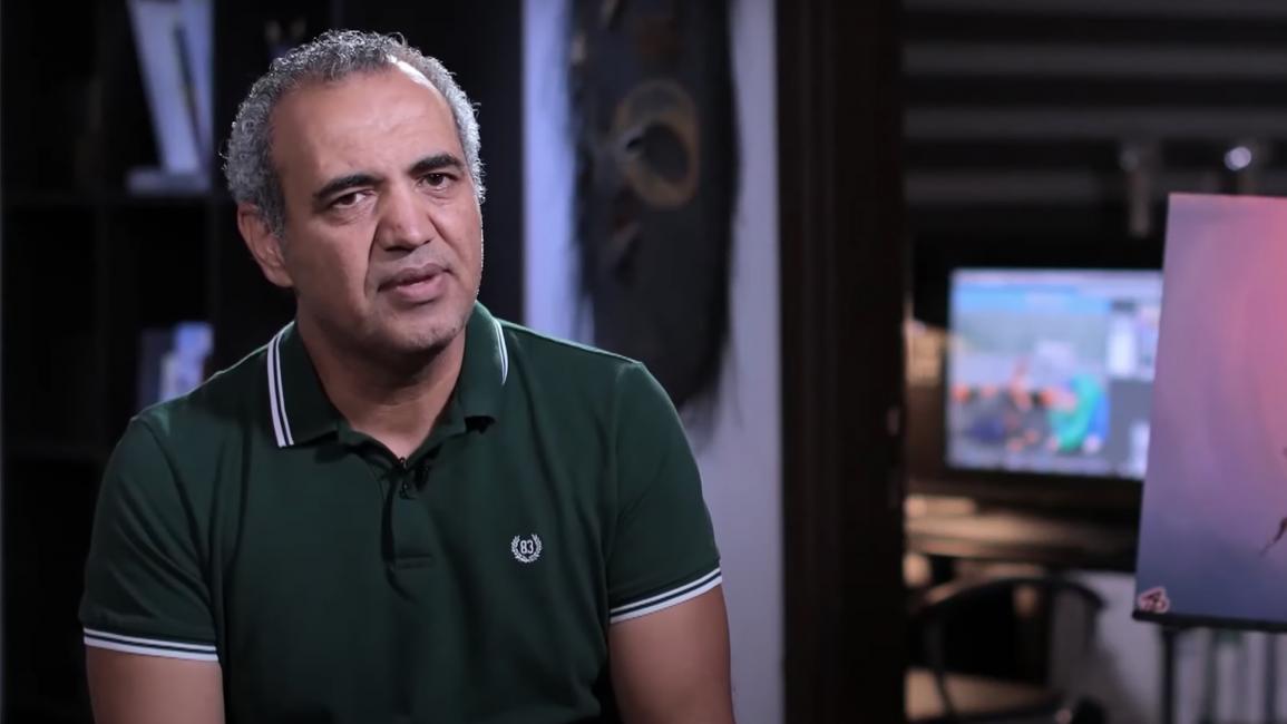 الإفراج عن رسام الكاريكاتير الأردني عماد الحجاج.. سُجن لنشره رسماً ساخراً من محمد بن زايد والتطبيع