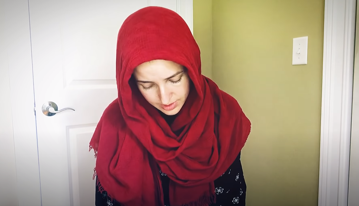 فيديو لمغنية أمريكية ترتل القرآن بطريقة تحاكي صوت المنشاوي.. لا تتكلم العربية وتدربت 22 ساعة