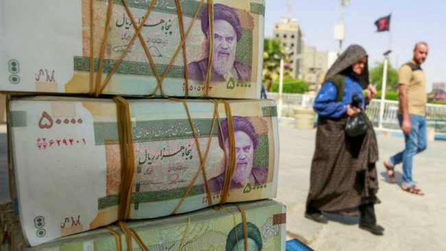 اقتصادها ينهار واحتياطاتها على وشك النفاد.. هل تُجبر أمريكا إيران على العودة للتفاوض قريباً؟