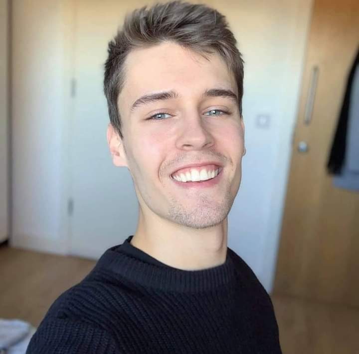 من داخل مسجد في إسطنبول.. فيديو لأحد مشاهير يوتيوب ببريطانيا يعلن إسلامه ويردد الشهادة