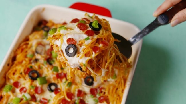 هل يتعبك تحضير العجين؟ إليك وصفة معكرونة البيتزا المحببة للكبار والصغار