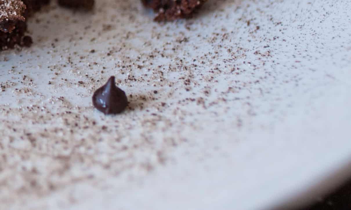 السماء “تمطر شوكولاتة”.. تساقط “حبيبات ثلجية” من الكاكاو على بلدة سويسرية بسبب خلل بمعمل