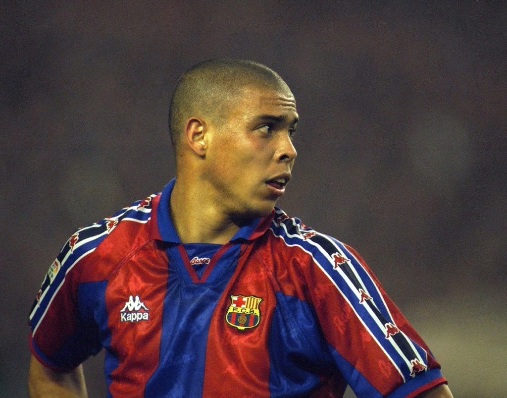 الظاهرة رونالدو لعب في برشلونة موسماً وحيداً (رويترز)