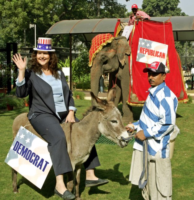 حمار الديمقراطيين وفيل الجمهوريين.. لماذا أصبحت هذه الحيوانات رموزاً في الانتخابات الأمريكية؟