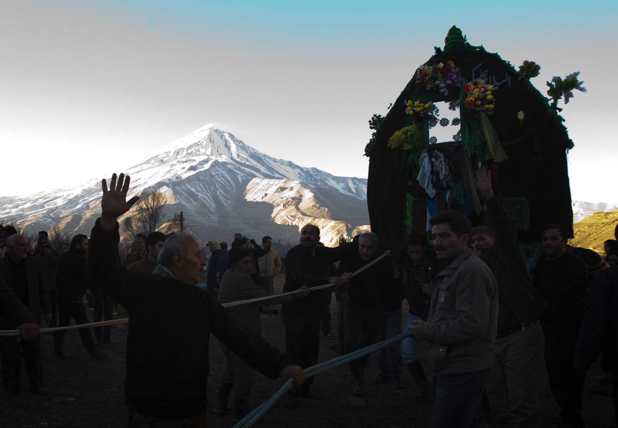 جبل بإيران يشعل انتقادات طالت خامنئي.. قصة “الكنز الوطني” الذي تنوي السلطات الدينية بناء فلل عليه