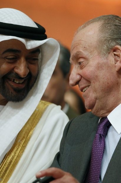 الملك الإسباني السابق خوان كارلوس وولي عهد أبوظبي محمد بن زايد (أرشيف)/ رويترز
