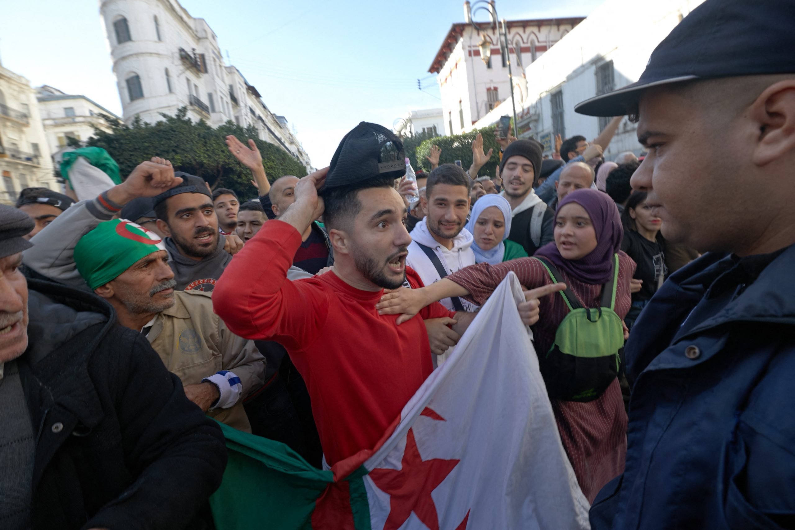 “الحرّاقة”.. لماذا لم تتوقف الهجرة غير الشرعية للشباب الجزائري عبر قوارب الموت؟