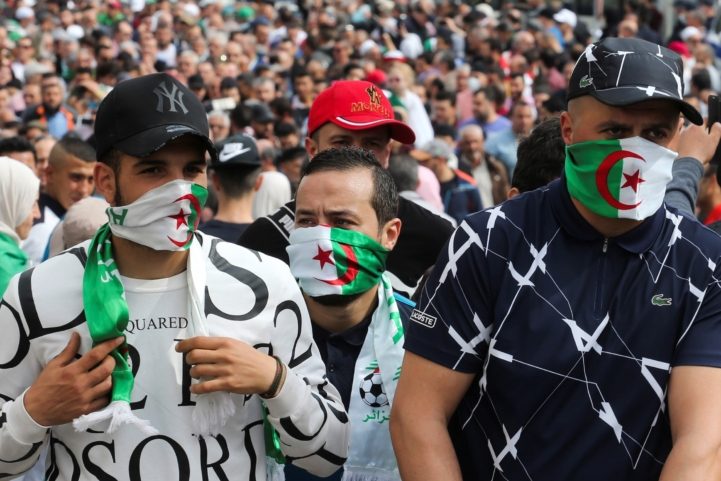 قاد الجزائريون حراكا شعبيا أطاح بنظام بوتفليقة (أرشيف)