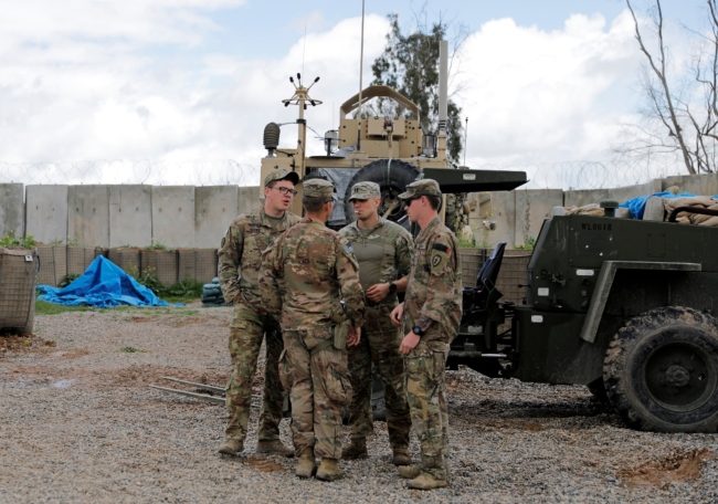 من بينهم عنصران أمنيان.. هجمات صاروخية تُسقط 5 جرحى في قاعدة عسكرية بالعراق بها قوات أمريكية