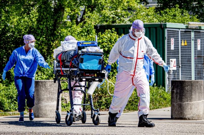 عمليات مشبوهة وعقود مبهمة.. دراسة: صفقات “الجائحة” أهدرت مليارات الدولارات وعرّضت أرواحاً للخطر