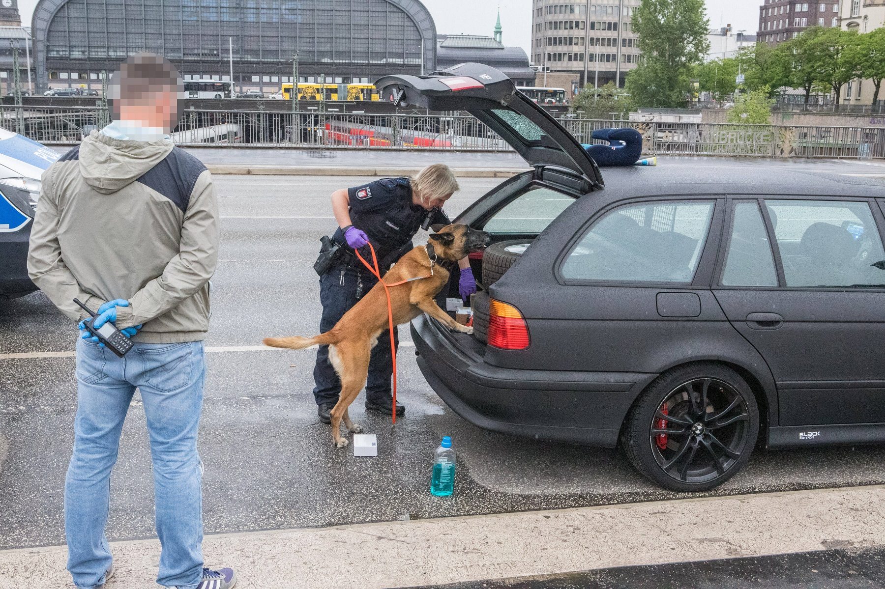 تنتج ما قيمته 7 ملايين دولار يومياً.. اكتشاف أكبر معمل للكوكايين بهولندا في إسطبلات للخيول