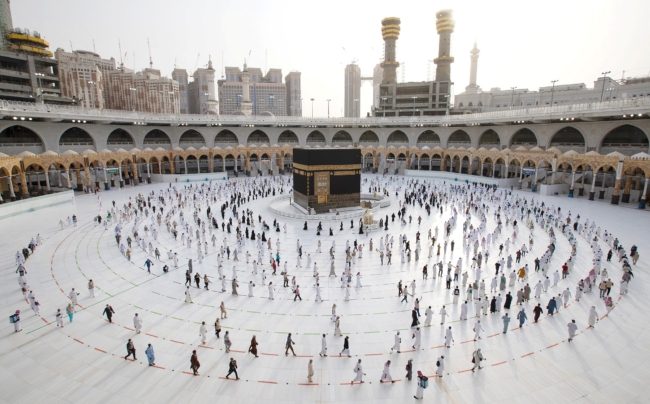 الاعتكاف يعود للحرمين بعد منعه عامين بسبب كورونا.. السعودية وضعت “معايير محددة” لذلك