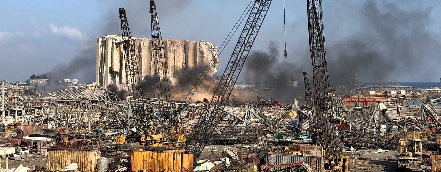 لبنان في حداد.. بيروت تستكشف الكارثة: ضحايا بالآلاف، ومستشفيات خارج الخدمة، والدمار في كل مكان (فيديو)