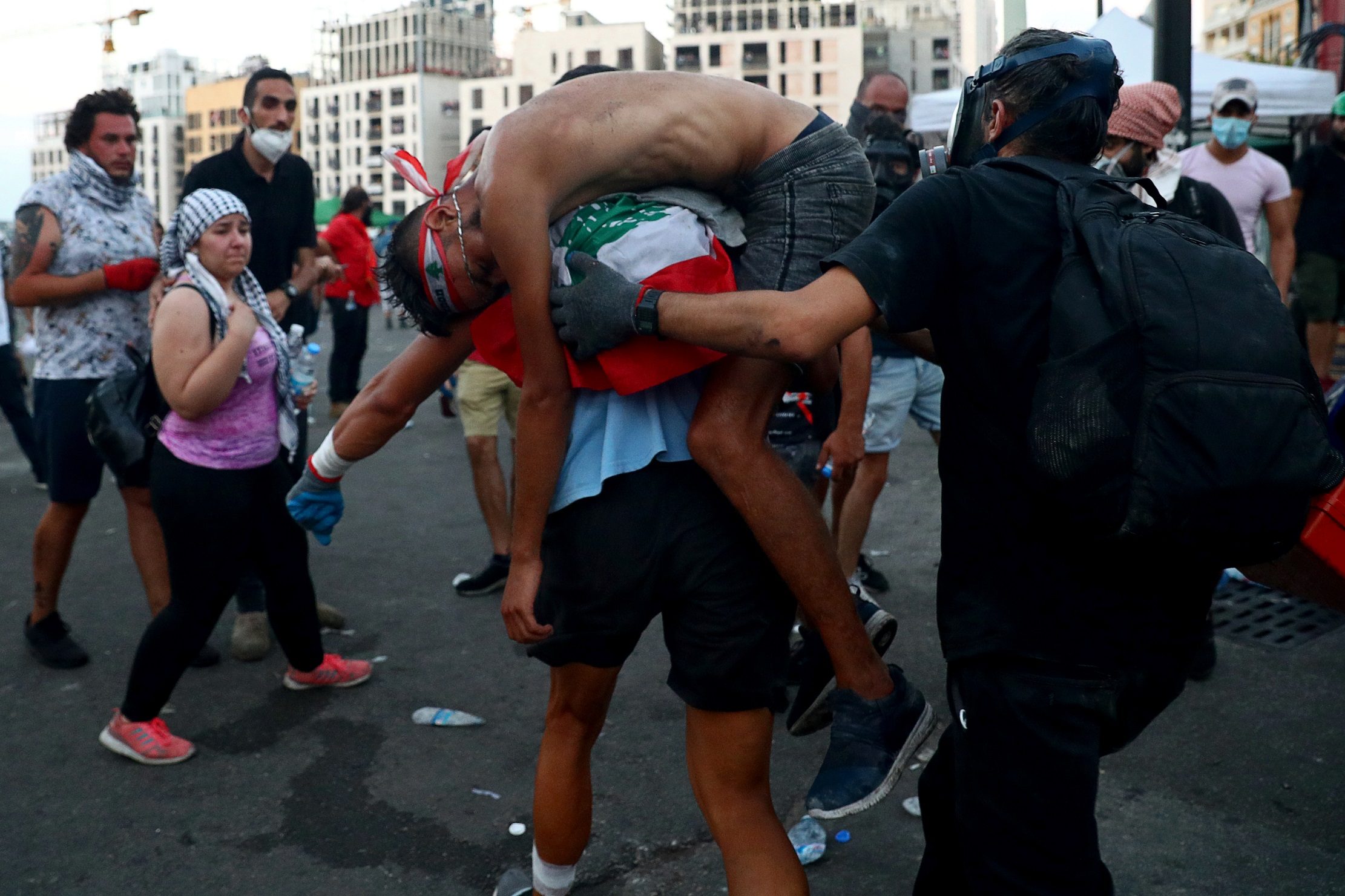 رئيس وزراء لبنان يرفض الاستقالة و يدعو لانتخابات مبكرة.. والتظاهرات تشتد وسط بيروت رفضاً للطبقة السياسية