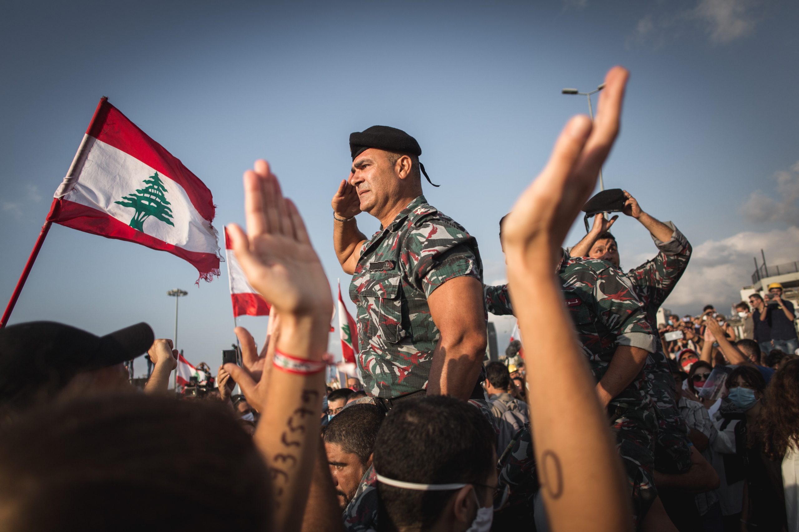 التحول من الطائفية إلى المدنية.. هل يمكن للبنانيين حقاً تغيير النظام السياسي في بلادهم؟