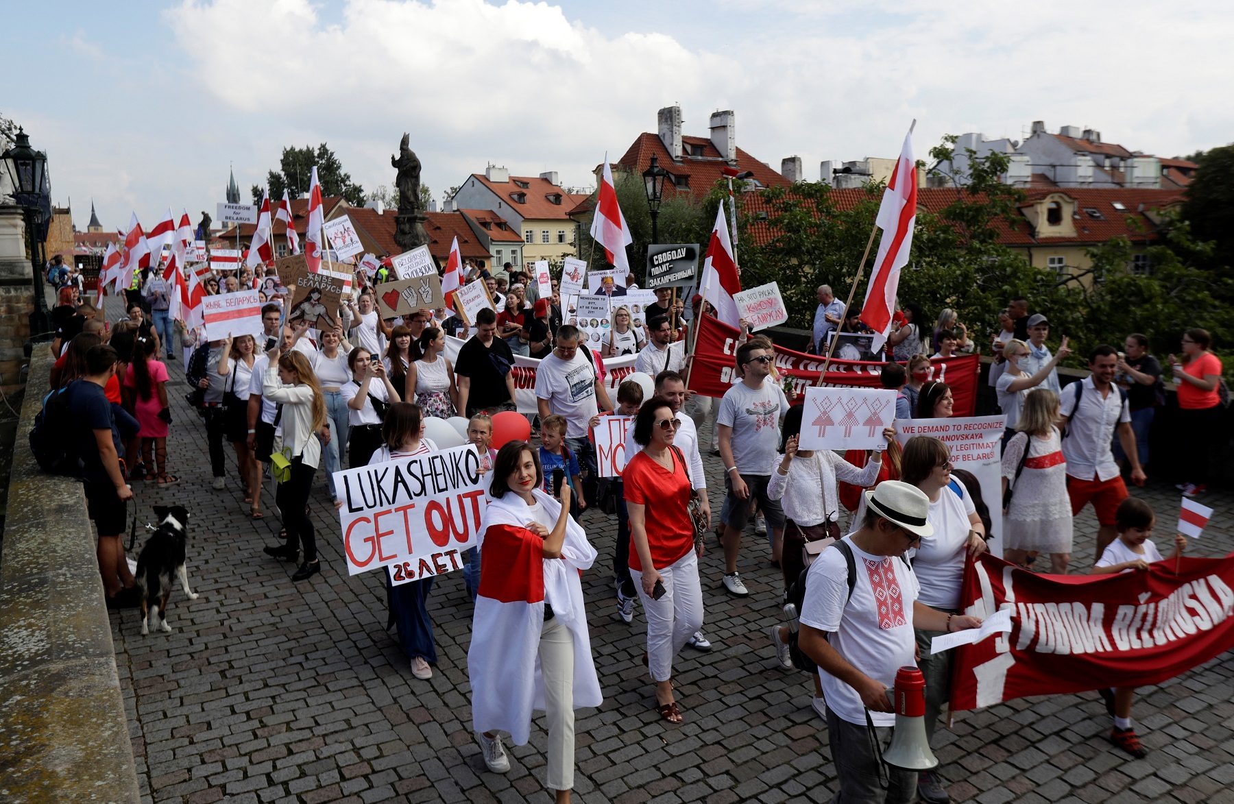 أنزلوا دروعهم وبدأوا في عناق المتظاهرين بدل ضربهم.. فيديو مؤثر لضباط في بيلاروسيا انحازوا للمحتجين