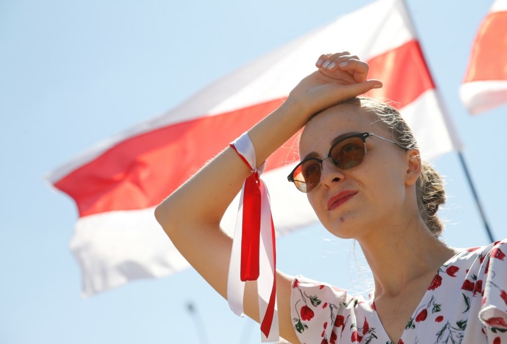 متظاهرة بيلاروسية تطالب برحيل الرئيس آلكسندر لوكاشينكو عن حكم روسيا البيضاء (رويترز)