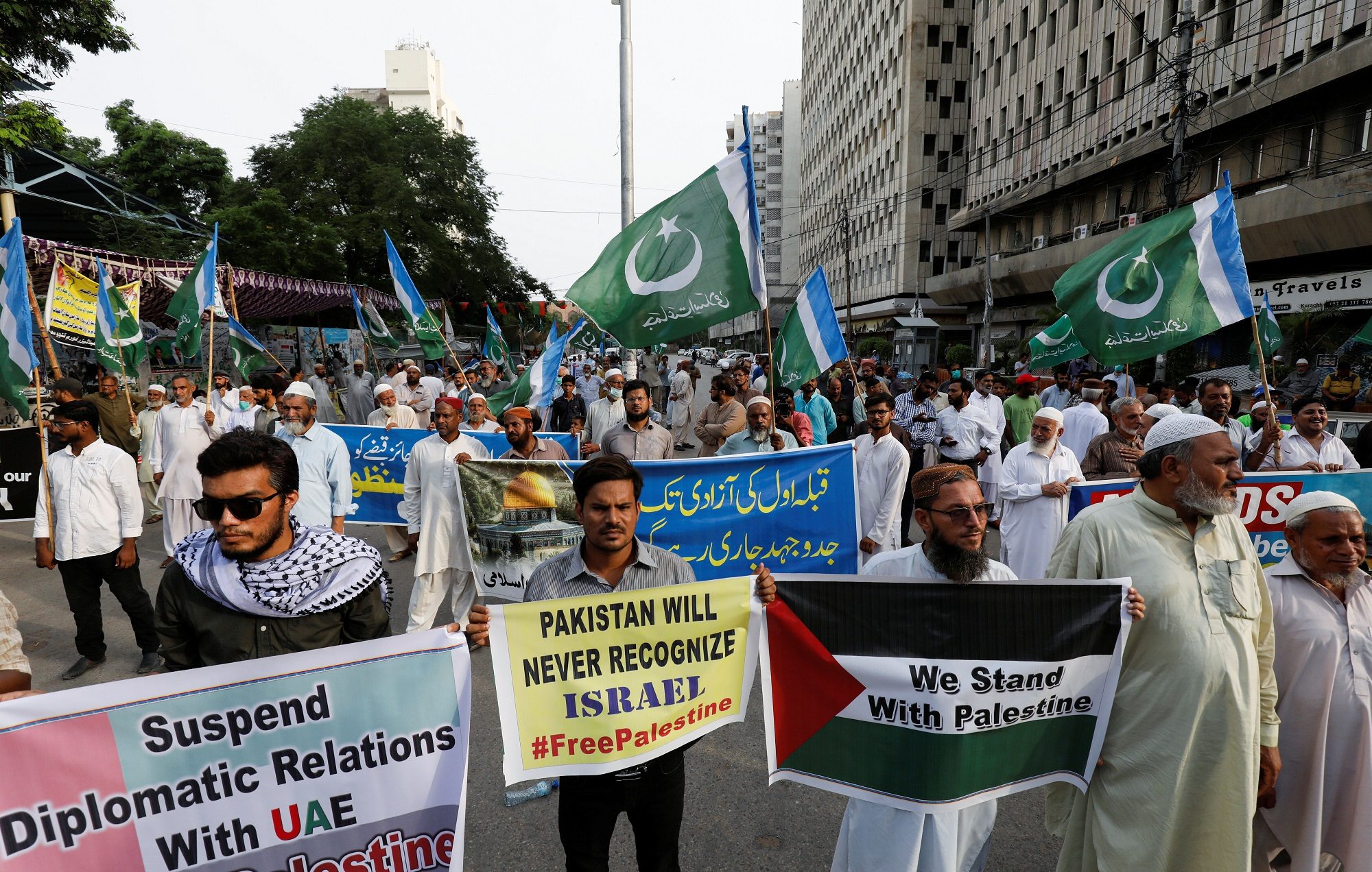 عشرات الآلاف يحتجون في باكستان على التطبيع الإماراتي الإسرائيلي: ما فعلته أبوظبي طعنة بالظهر