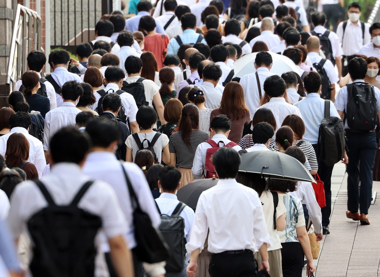 العالم غارق بمواجهة كورونا والصين تعود لحياتها الطبيعية.. سياحة ورياضة ودور سينما تضج بها الحياة