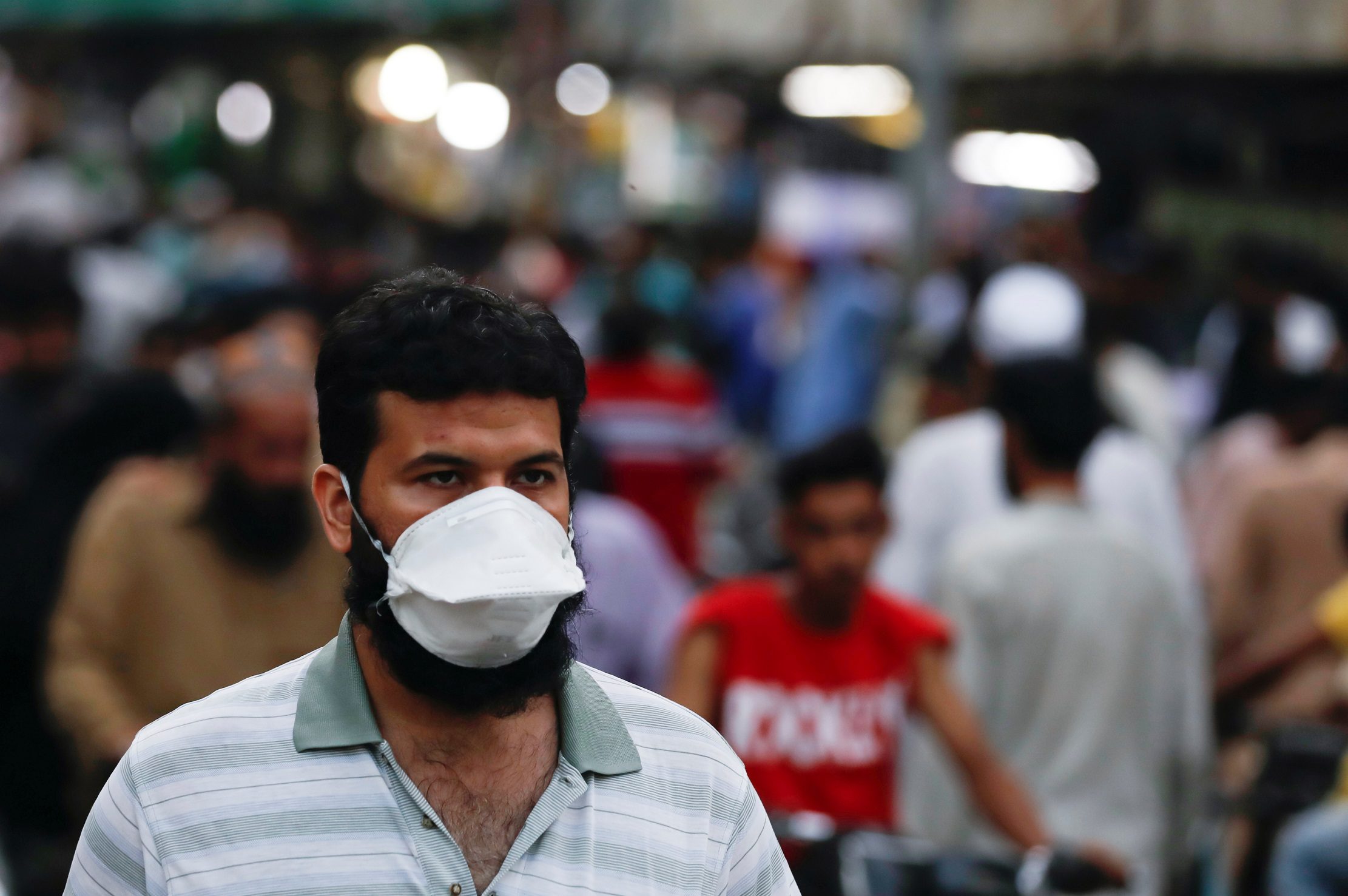 حيرة في باكستان.. توقع الجميع أن تصبح بؤرة تفشٍّ لكورونا لكنها صدمت الباحثين بعد انخفاض الإصابات والوفيات بشكل كبير