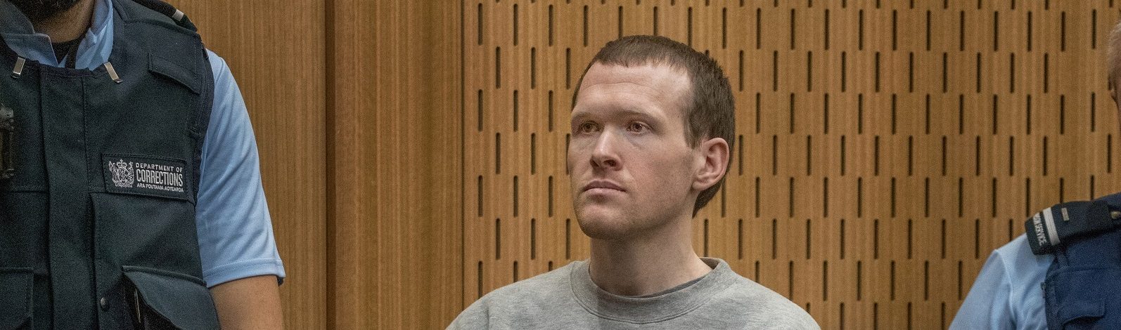 نظروا بعينيه، وبّخوه، وأظهروا قوتهم أمامه! فيديو أول مواجهة بين ضحايا مجزرة مسجدي نيوزيلندا والقاتل