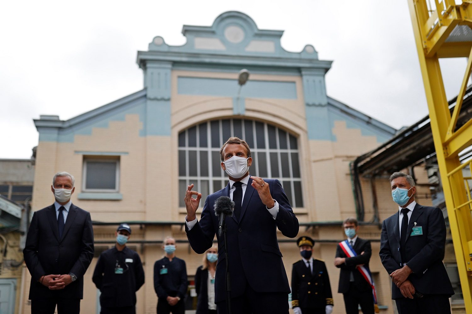 ماكرون يخاطب اللبنانيين باللغة العربية عبر تويتر: لن أستسلم وسأقوم باللازم لإيجاد حل للأزمة