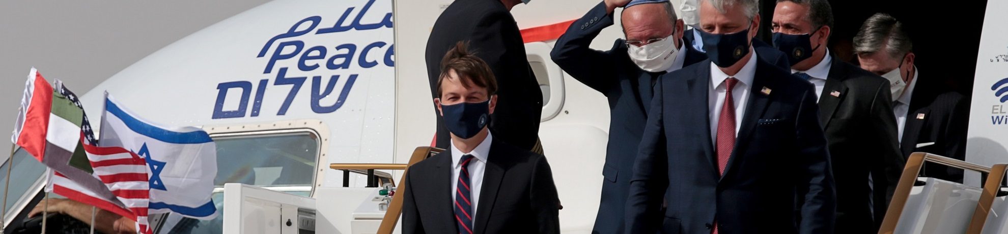 وصول أول رحلة تجارية إسرائيلية لأبوظبي.. وفد تل أبيب ألقى تحية الإسلام، وكوشنر شكر السعودية