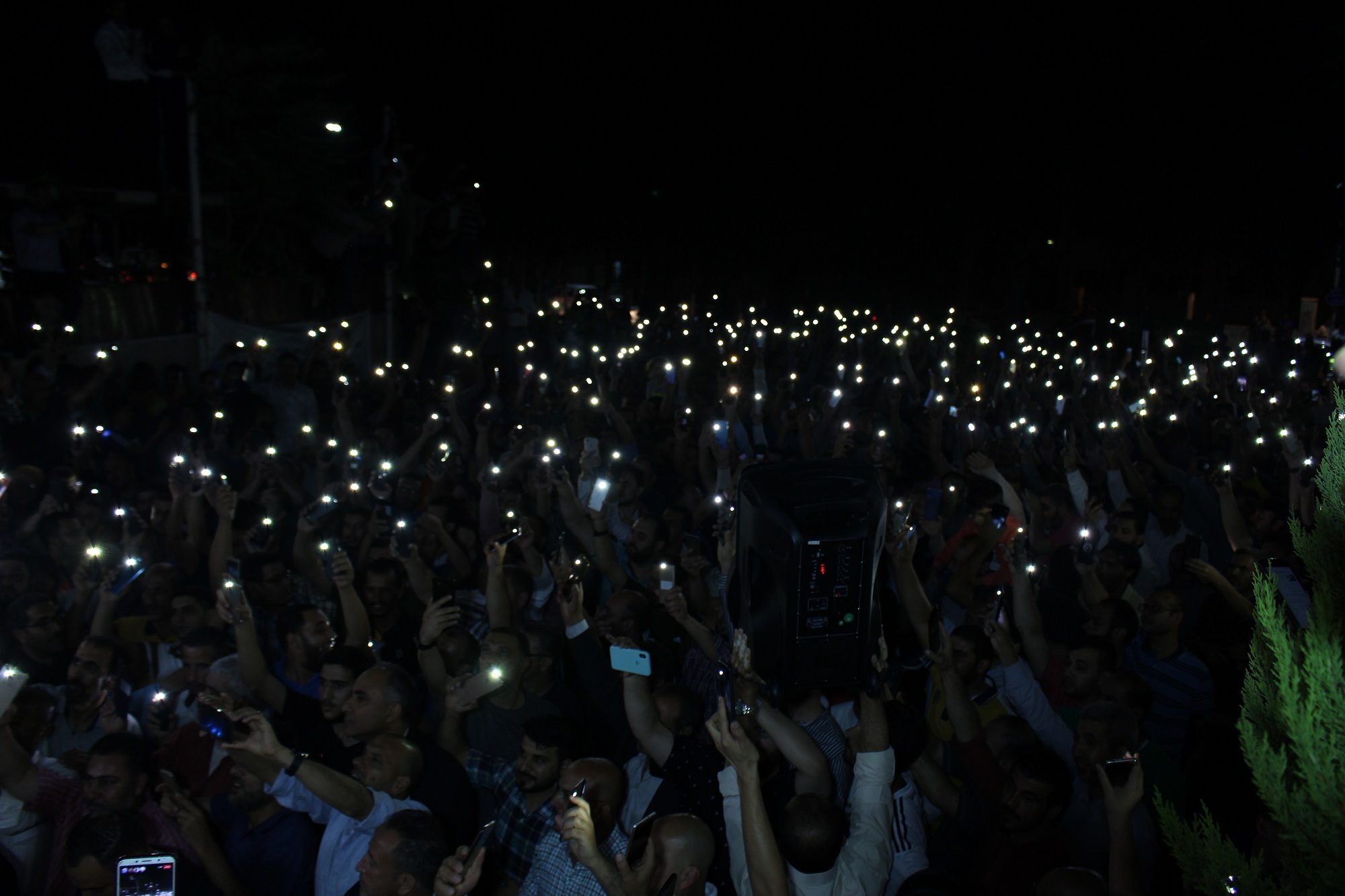“ما رح نسكت مهما صار”.. فيديو لتظاهرة ليلية حاشدة في الأردن تضامناً مع نقابة المعلمين