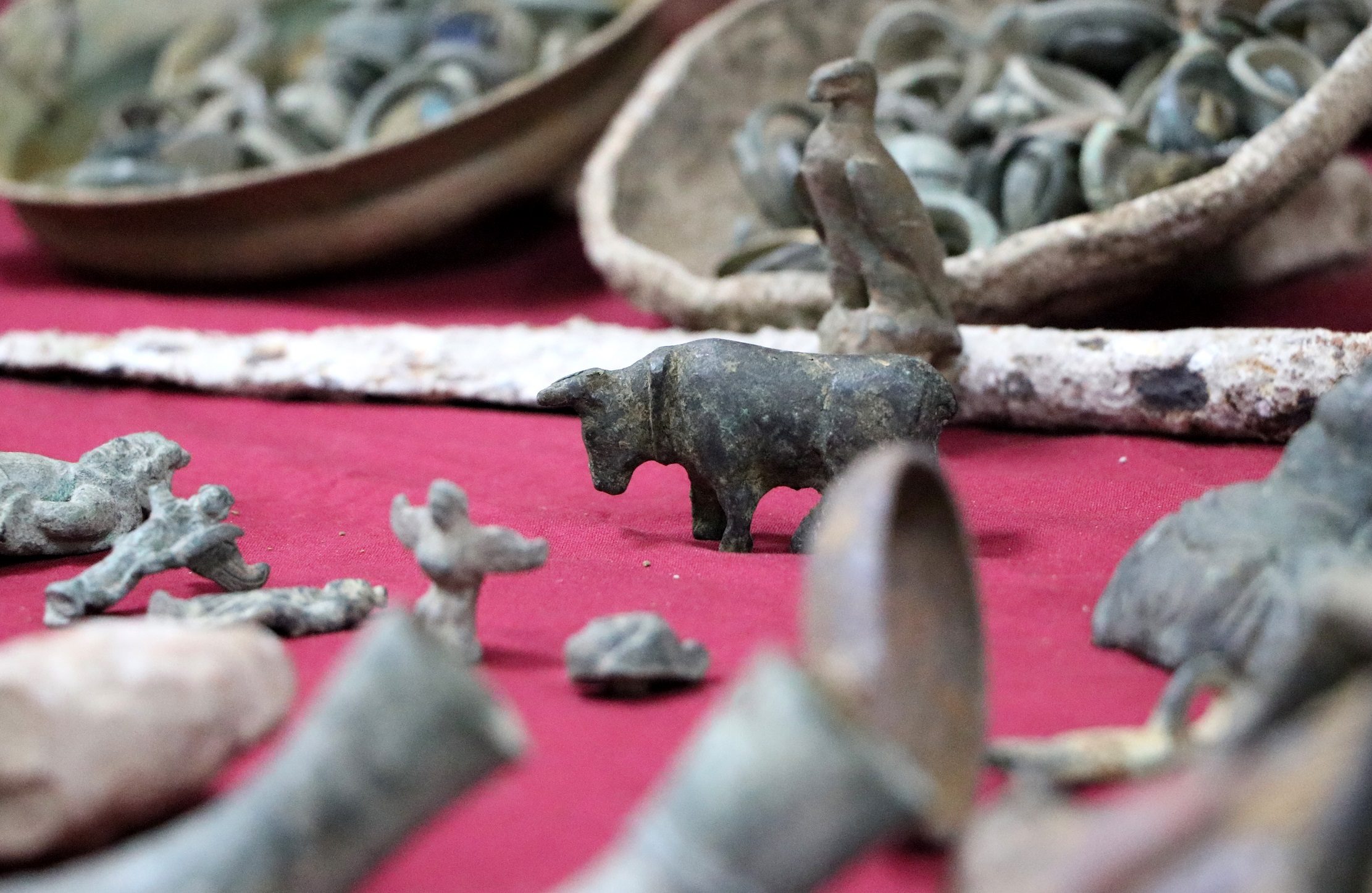 المضبوطات الأكبر في تاريخ البلاد.. الاستخبارات التركية تداهم منازل مشتبه بهم وتعثر على 70 ألف قطعة أثرية (صور)