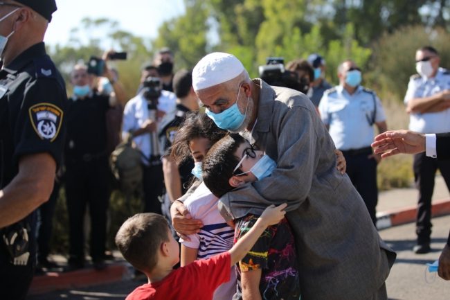 إسرائيل تفرج عن الشيخ رائد صلاح.. رئيس الحركة الإسلامية خارج سجون الاحتلال بعد 16 شهراً من اعتقاله