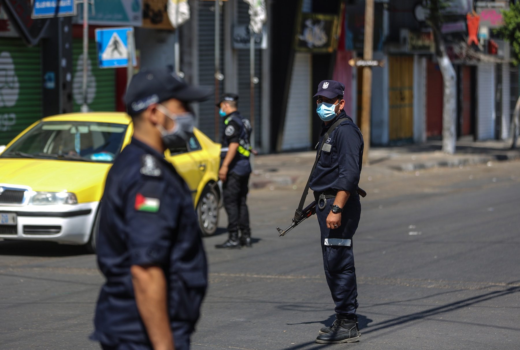 قلق في غزة بعد تفشي “كورونا”.. الحصار وقلة الإمكانيات يخيفان المواطنين، والسلطات تلجأ لحظر التجول