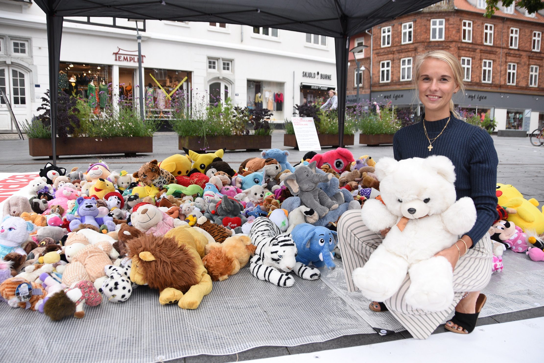 “قابلت طفلاً عمره 6 أعوام يريد الموت”.. دنماركية تجوب مدن بلادها وتدعو لاستقبال أطفال اللاجئين (صور)