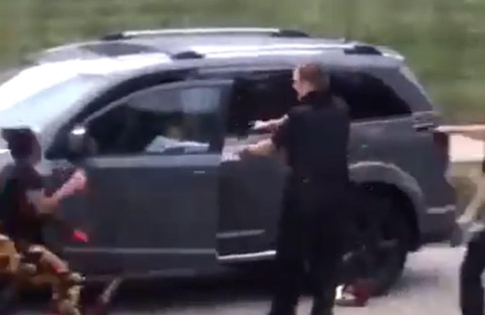 أطلقوا عليه الرصاص 7 مرات أمام أطفاله! فيديو جديد لاعتقال رجل أسود يهز أمريكا ويتسبب بحظر تجول