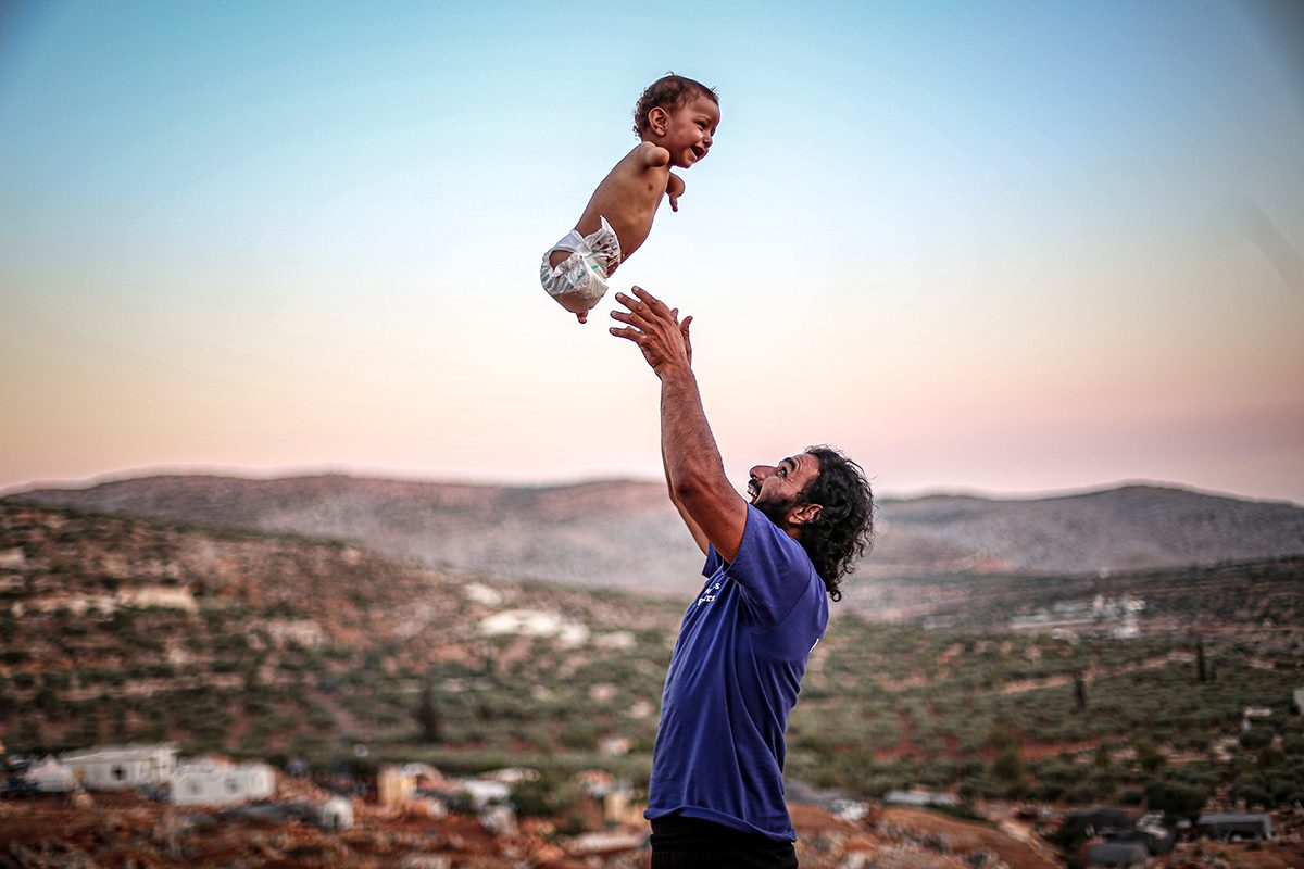 “أتمنى أن يعيش كباقي الأطفال”.. طفل سوري فاقد اليدين والقدمين يحلم والده بتركيب أطراف صناعية له