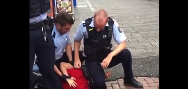 فيديو يثير صدمة بألمانيا ويُحرّك السلطات.. اعتقال شاب بطريقة تشبه احتجاز الأمريكي فلويد
