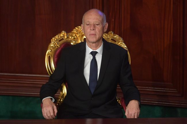 بعد أن كان يصف ذلك بـ”الخيانة العظمى”.. لماذا يلتزم قيس سعيد الصمت عن التطبيع الإماراتي مع إسرائيل؟