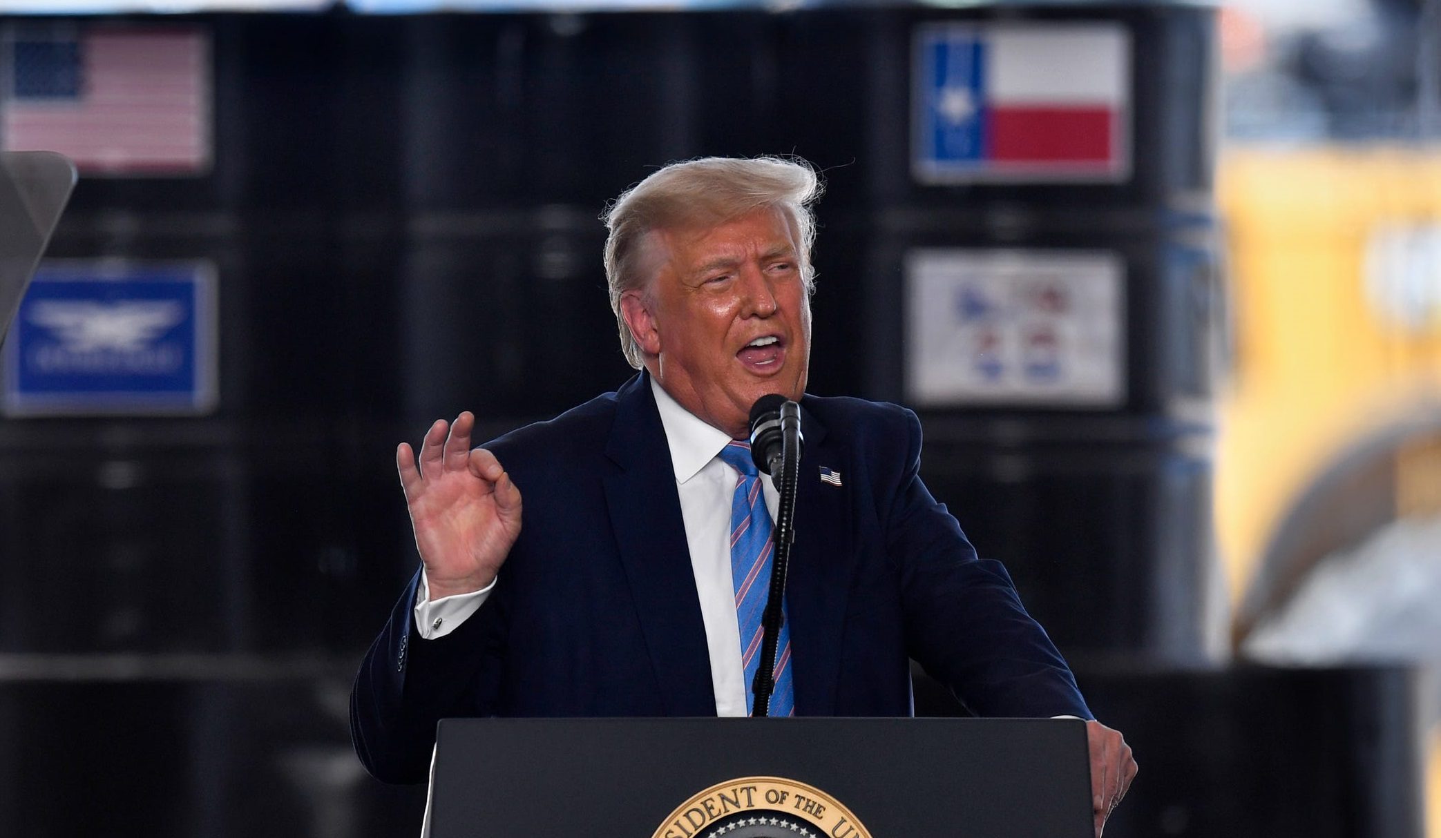 ترامب يضع “تيك توك” أمام خيارين صعبين.. إما بيعه إلى مايكروسوفت أو مواجهة عواقب أمريكية