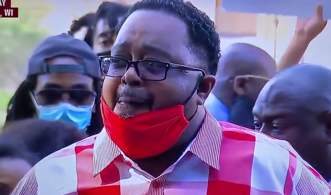 والد الأمريكي الذي أطلقت عليه الشرطة النار 7 مرات يقرأ الفاتحة.. ظهر وهو يبكي أمام الجميع (فيديو)