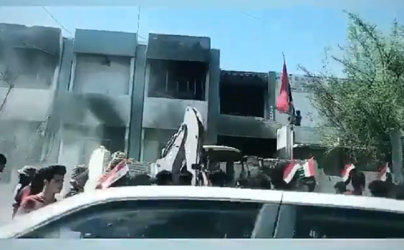 أحرقوها ثم هدموها بالجرافات.. عراقيون يدمرون مقار لأحزاب وميليشيات رداً على اغتيال نشطاء (فيديو)