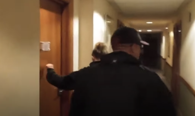 متطرفون يلاحقون المهاجرين إلى الفنادق في بريطانيا! فيديو لما فعله كارهو اللاجئين يثير غضباً