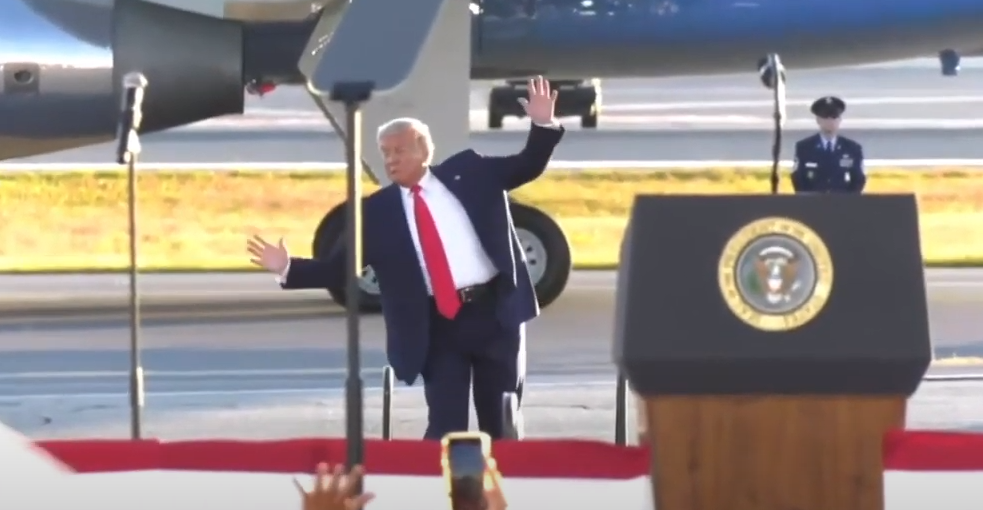 أنقذ نفسه من السقوط بأعجوبة! فيديو لترامب وهو يتعثر أمام أنصاره في أول تجمع انتخابي يُشارك به