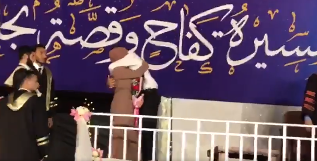 “أمي أكبر من كل الجامعة”.. فيديو مؤثر لطالب فلسطيني مُنع من اصطحاب والدته إلى منصة حفل التخرج