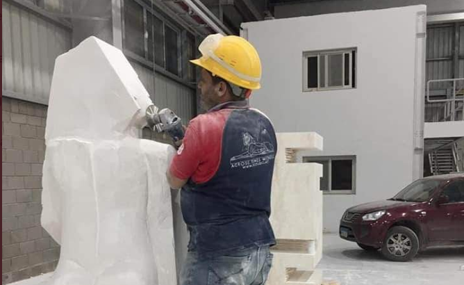 برأس ملتوٍ ويدٍ على البطن.. تمثال جديد لـ”نهضة مصر” يثير غضباً وسخرية، والنحات يردّ (صور)