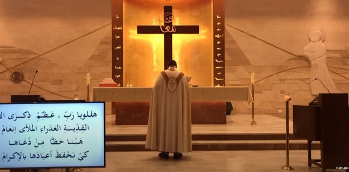 فيديو مروع لسقوط أجزاء من سقف كنيسة على راهب أثناء قداسه، بسبب انفجار بيروت