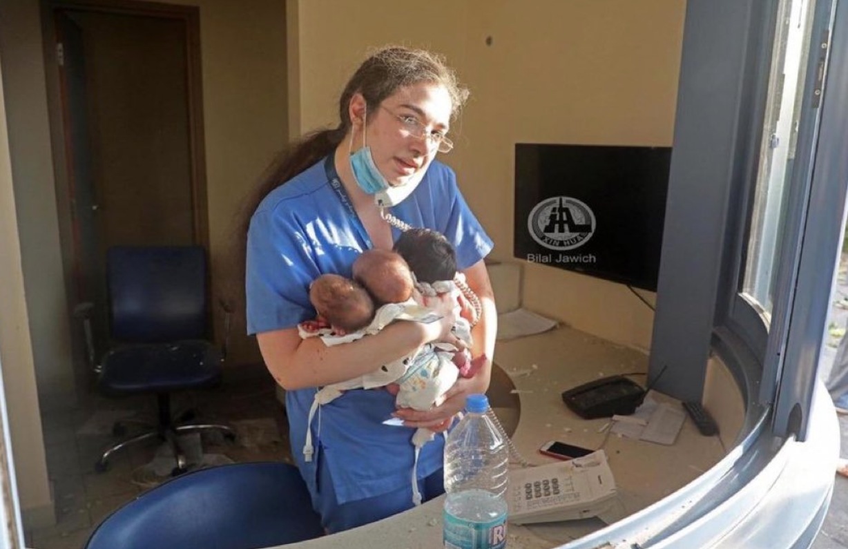 بطلات في “هيروشيما بيروت”.. فيديوهات لنساء قُمن بأعمال بطولية رغم التفجير ويحظين بإشادة كبيرة